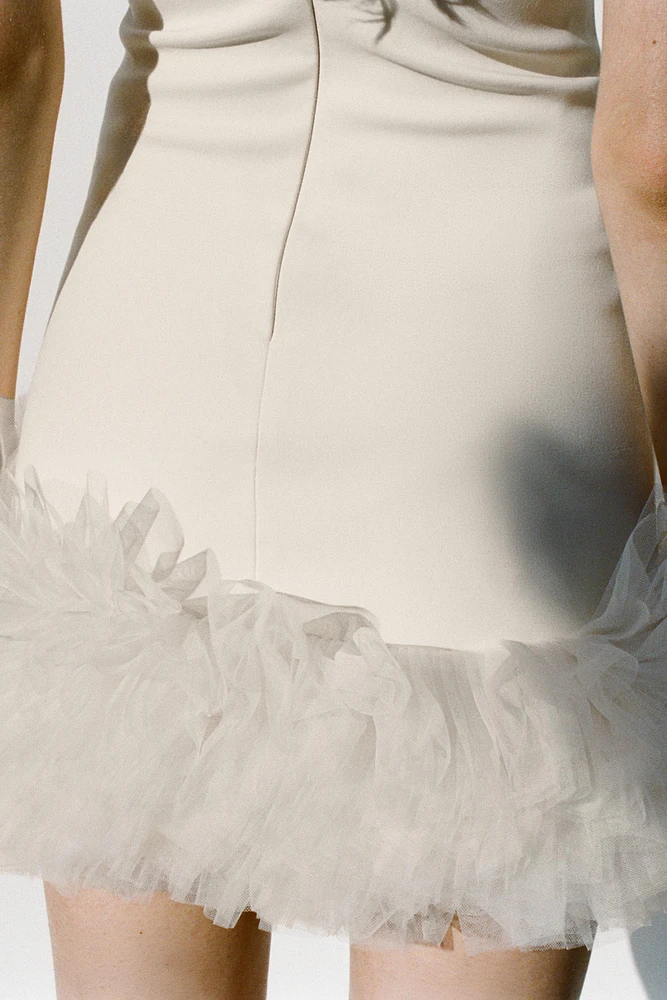 ROBE COURTE EN TULLE AVEC VOLUME DANS LE BAS