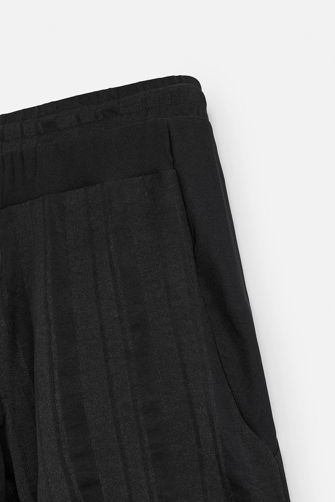 TEXTURED JOGGER SHORTS