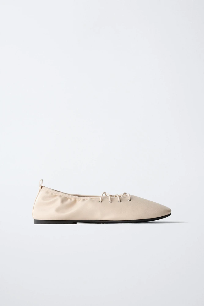 BALLERINES À LACETS