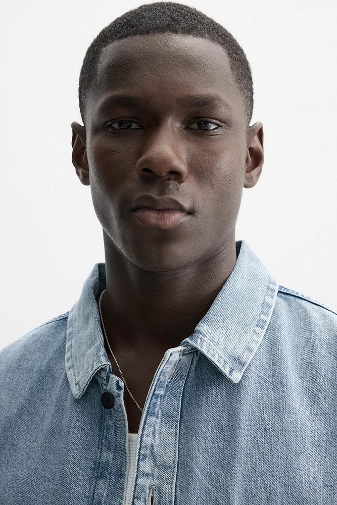 CHEMISE EN JEAN COUPE CARRÉE