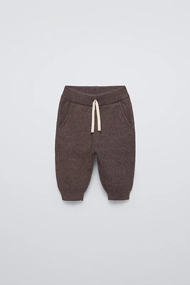 Jogger pants with elastic waistband and Front adjustable drawstring. pockets. Cuffed hems.