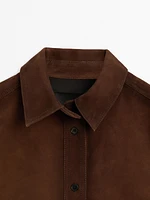 Chemisier cropped en cuir effet daim