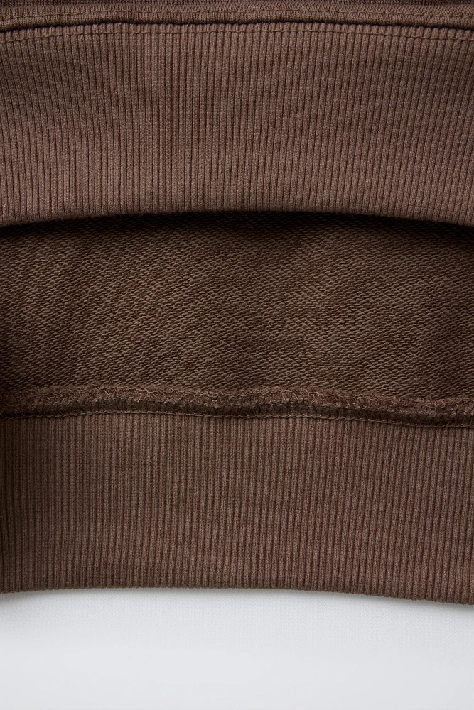 SWEAT À CAPUCHE ET INSCRIPTION