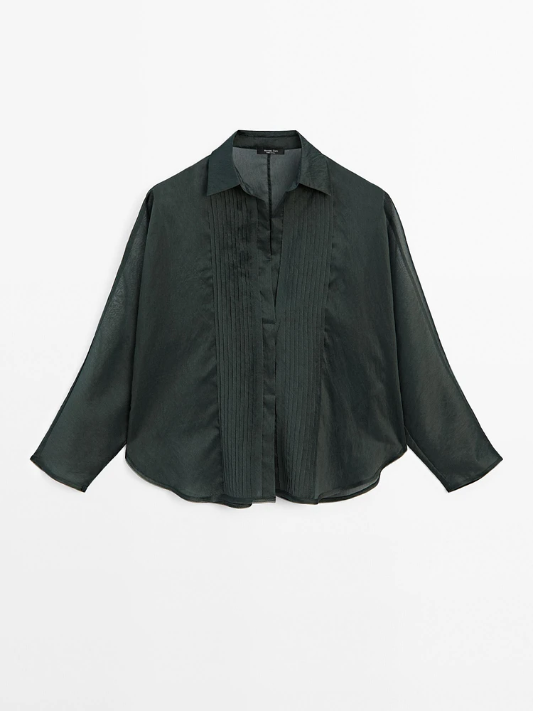 Loose-fitting shirt with pintuck detailing