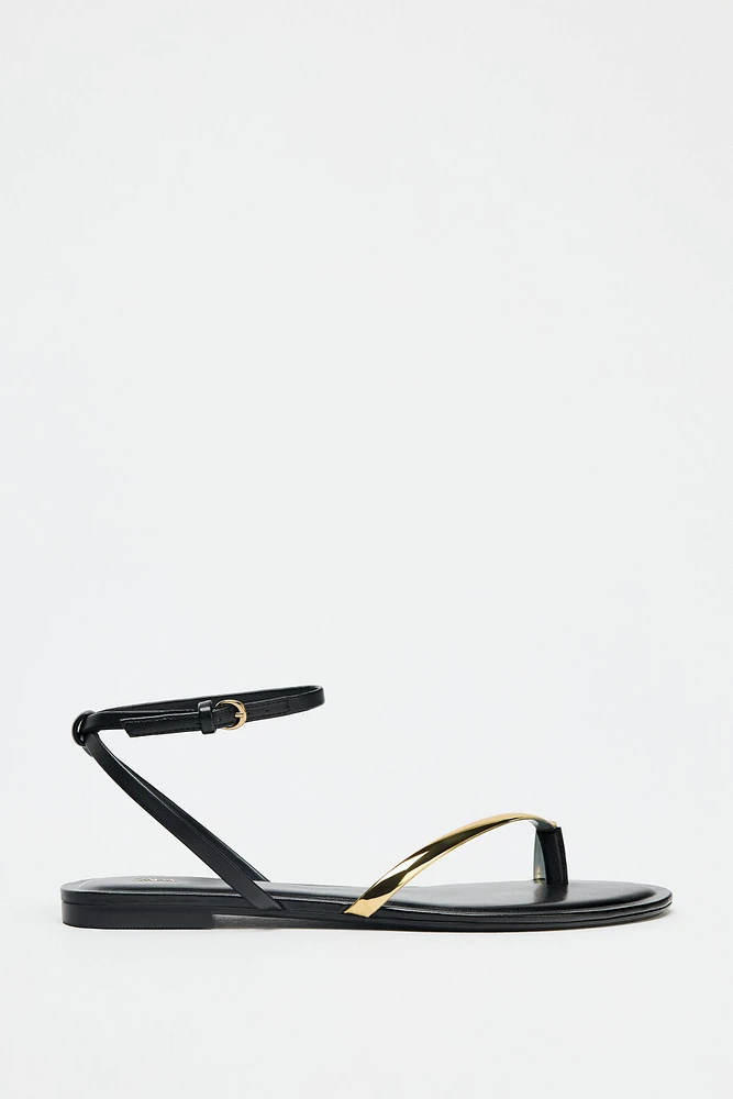 FLAT SANDALS WITH DETAIL