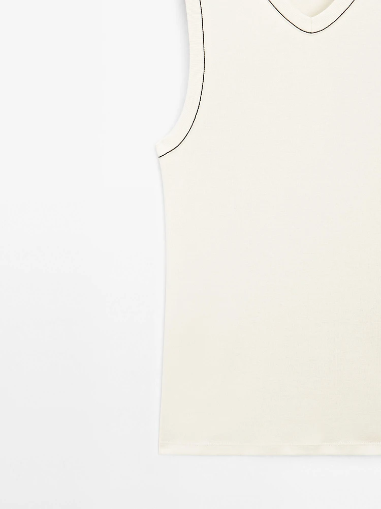 100% cotton T-shirt with contrast detail