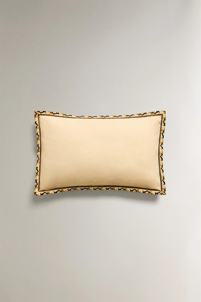 THROW PILLOW COVER WITH GEOMETRIC EDGE