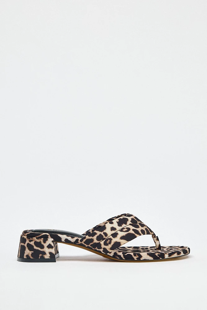 SANDALES À TALONS AVEC IMPRIMÉ ANIMALIER
