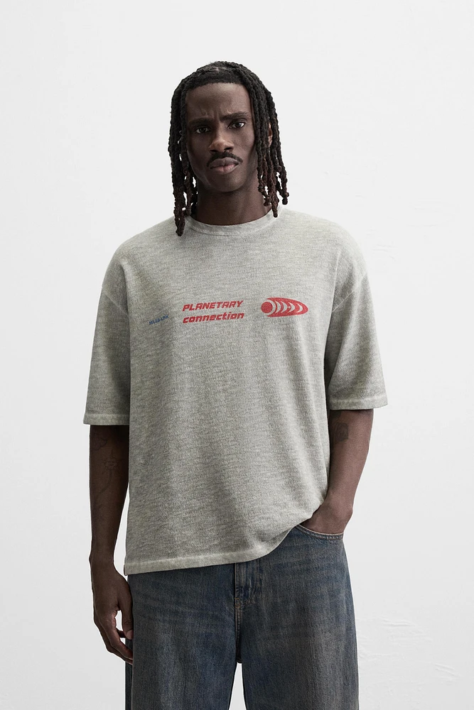 T-SHIRT EN MAILLE À IMPRIMÉ MATIÈRES VARIÉES