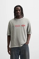 T-SHIRT EN MAILLE À IMPRIMÉ MATIÈRES VARIÉES