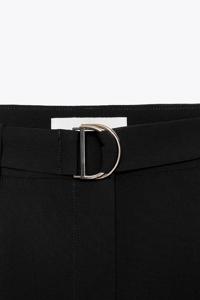 SHORT À PINCES ET CEINTURE
