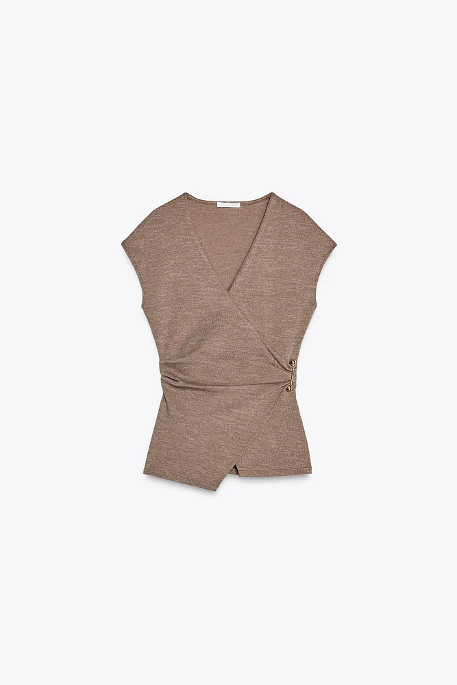 TEXTURED CLASP TOP