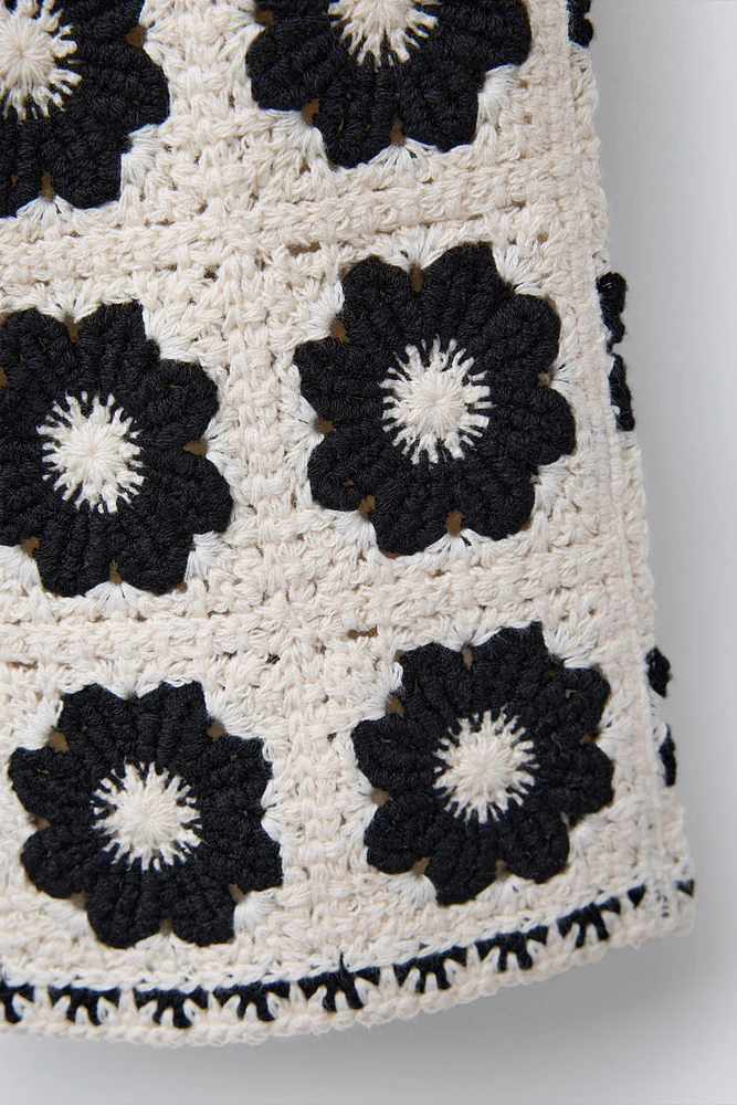 PANTALON EN MAILLE À FLEURS AU CROCHET