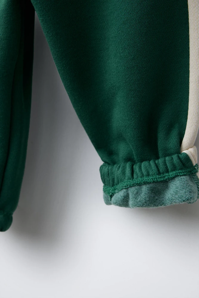 PANTALON DE JOGGING AVEC INSCRIPTION BRODÉE
