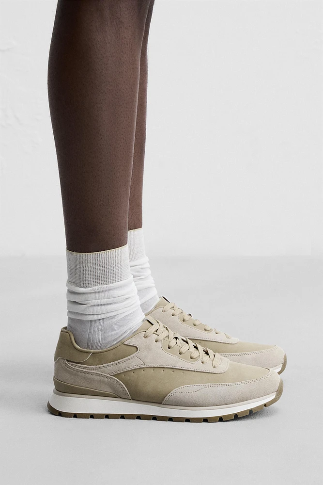 CASUAL SNEAKERS