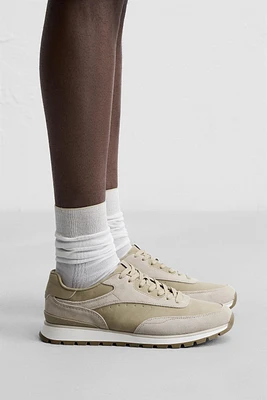 CASUAL SNEAKERS