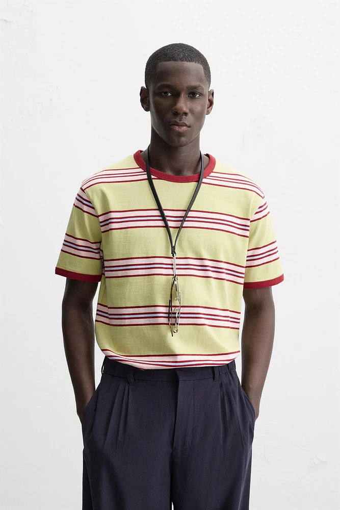 T-SHIRT À RAYURES CONTRASTÉES