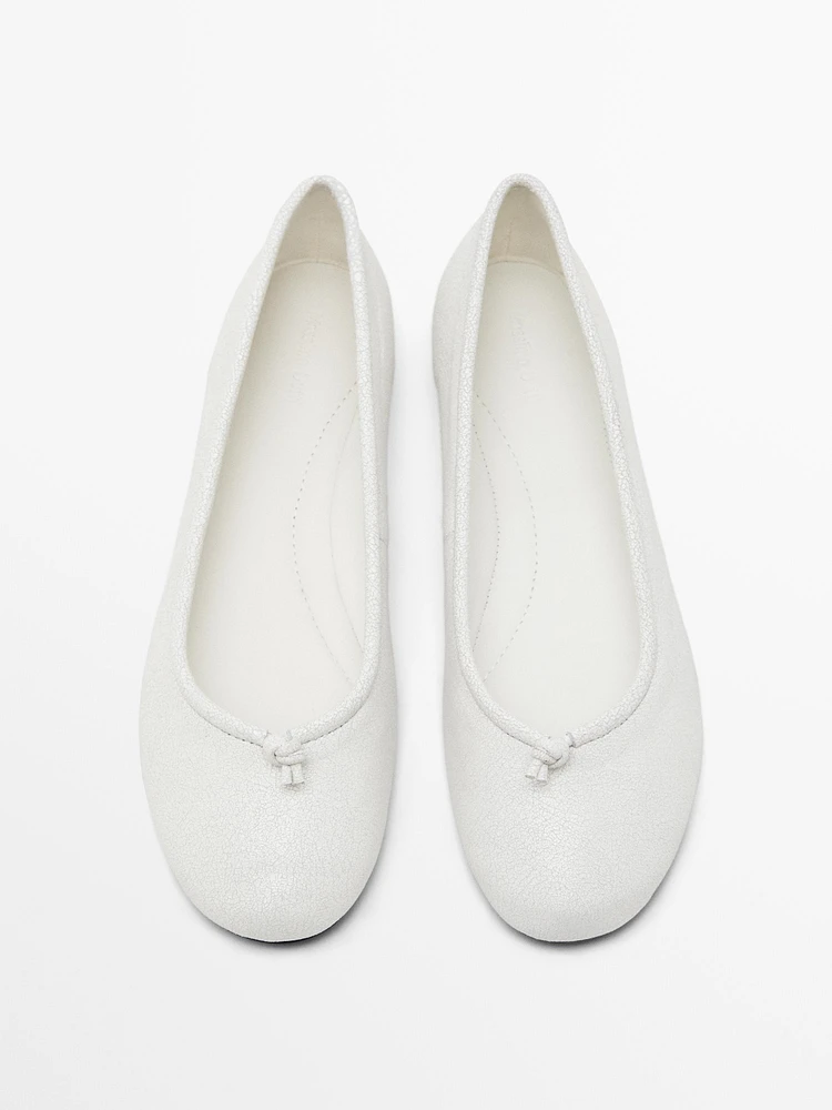 Crackled ballet flats with knot