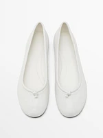 Crackled ballet flats with knot