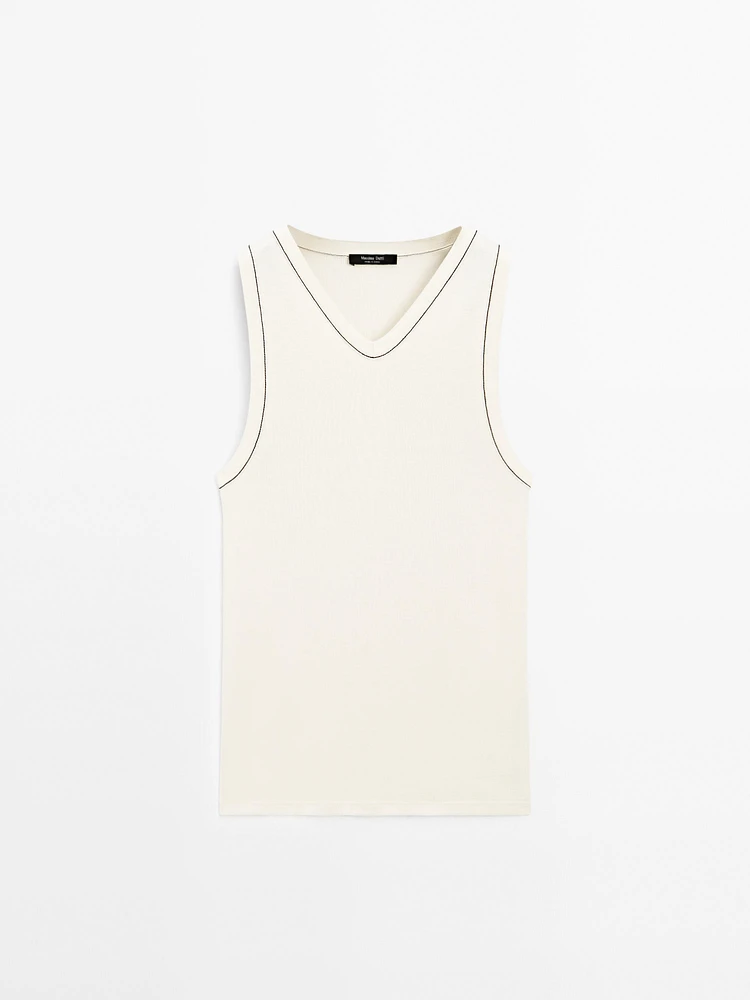 100% cotton T-shirt with contrast detail