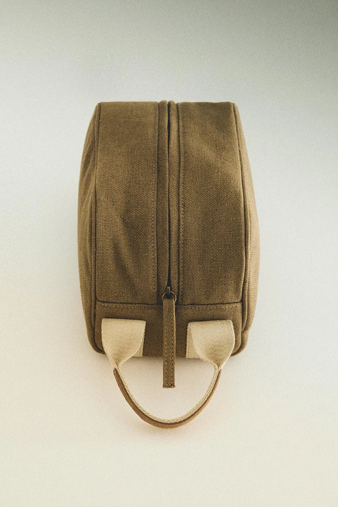MINIMALIST MAKEUP BAG WITH LEATHER DETAIL