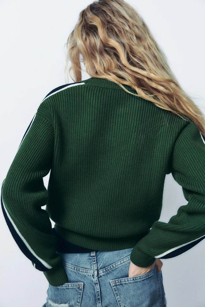 PULL EN MAILLE AVEC BANDE LATÉRALE