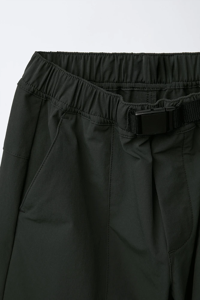 PANTALON CARGO TECHNIQUE À JAMBES LARGES