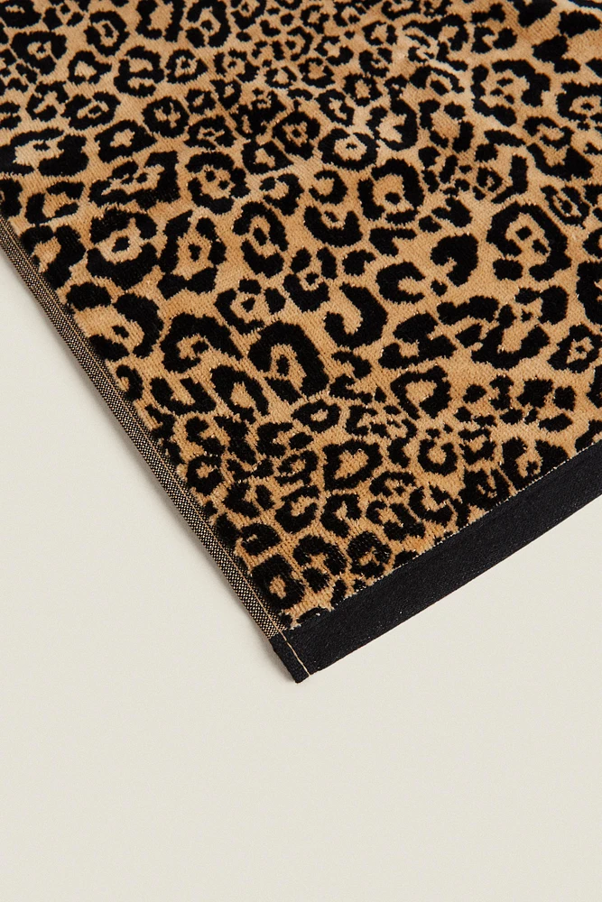 LEOPARD VELOUR BATH TOWEL