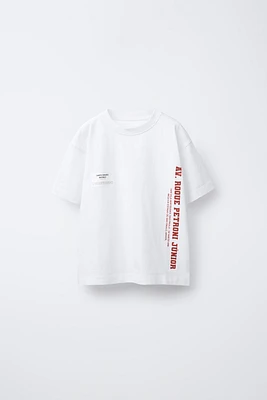 T-SHIRT AVEC INSCRIPTION ET ÉTIQUETTE