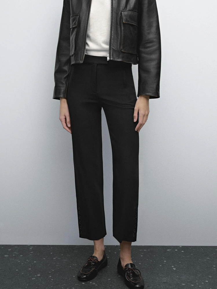Pantalon avec boutons dans le bas