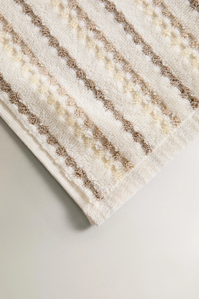 TEXTURED POLKA DOT BATH TOWEL
