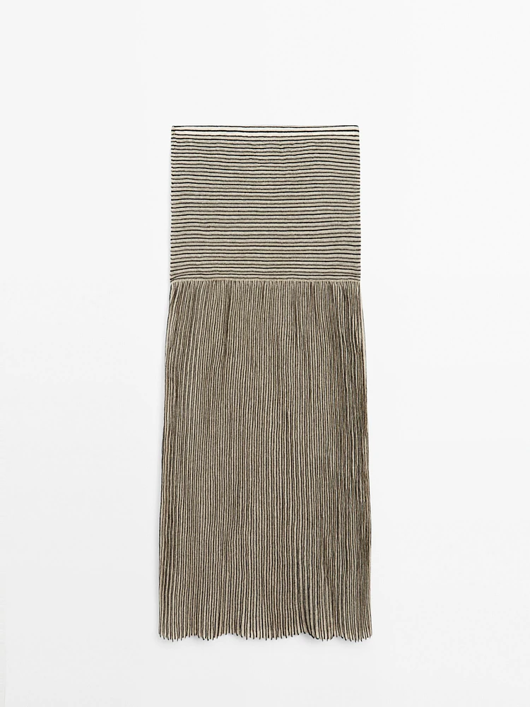 Long pleated skirt with flecked detail