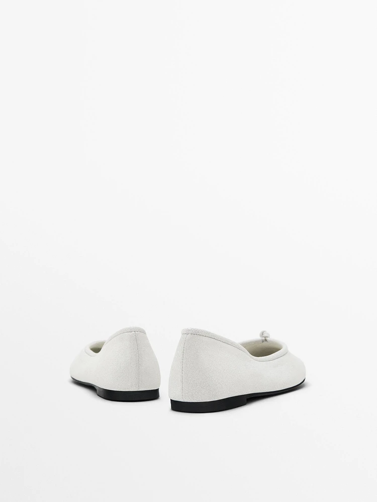 Crackled ballet flats with knot