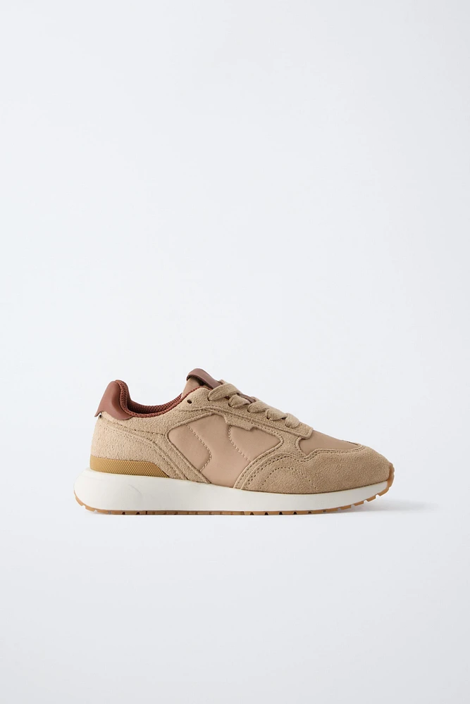CASUAL SNEAKERS