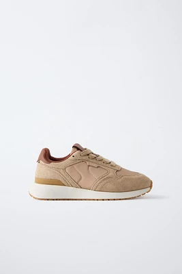 CASUAL SNEAKERS