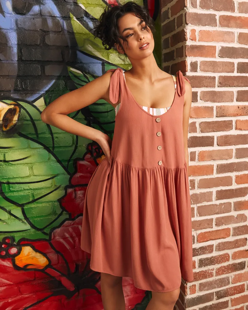 Robe nouée aux épaules