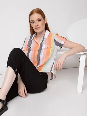 Short-sleeve fitted blouse with buttons