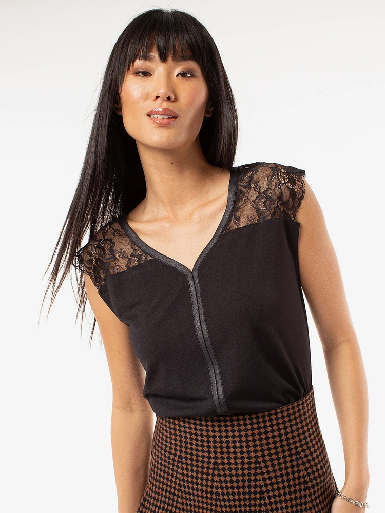 Semi-fitted tank top