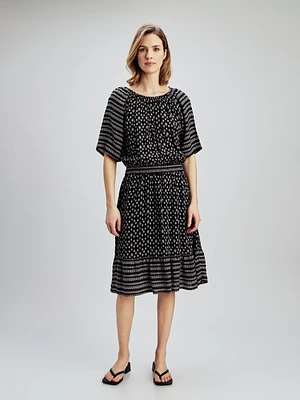Short-sleeve semi-fitted t-shirt