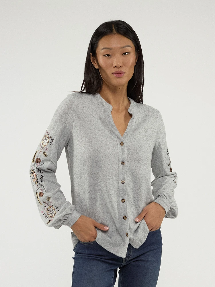Long-sleeve semi-fitted blouse with buttons