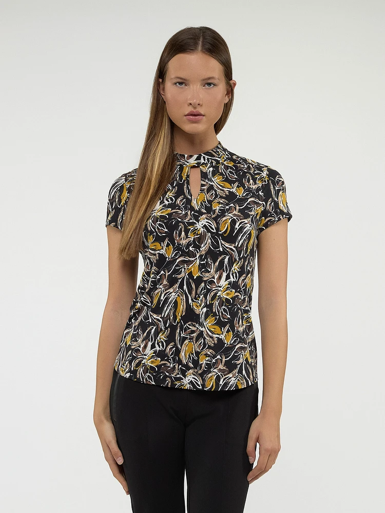 Short-sleeve semi-fitted t-shirt
