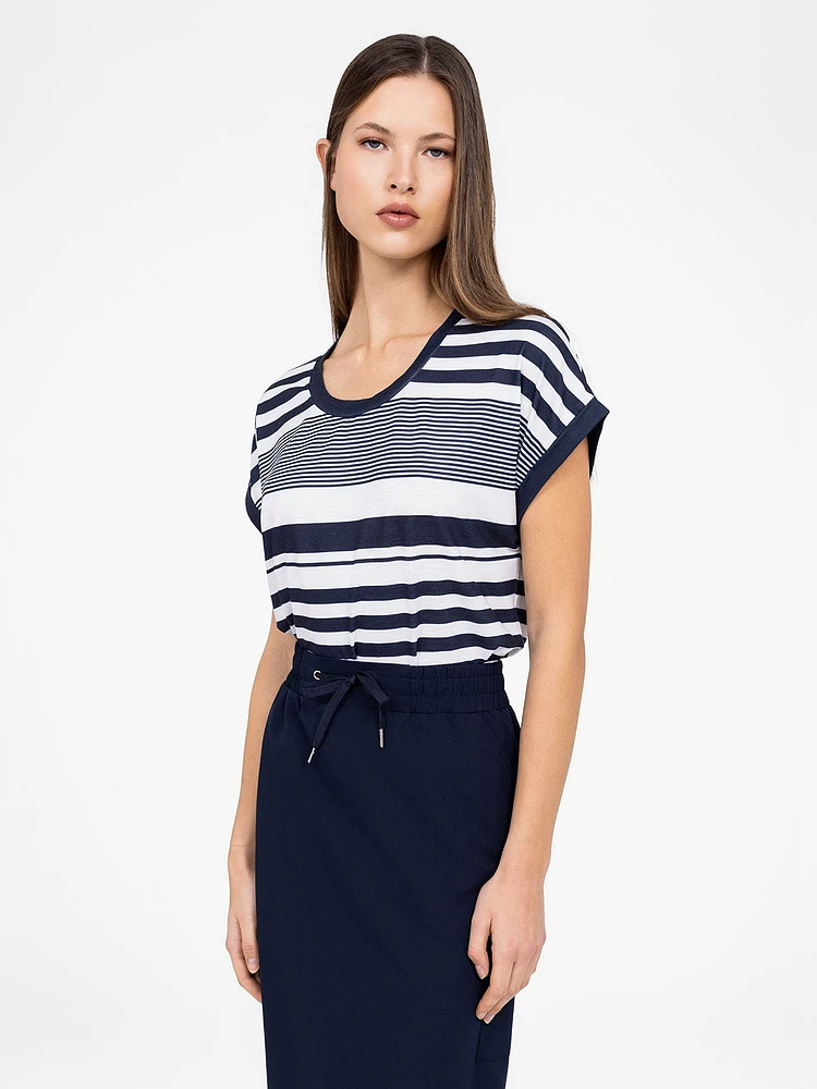 Short-sleeve semi-fitted t-shirt