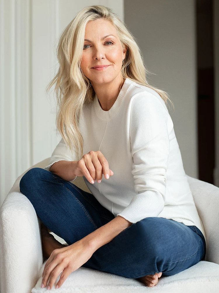 Long-sleeve semi-fitted pullover sweater