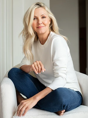 Long-sleeve semi-fitted pullover sweater