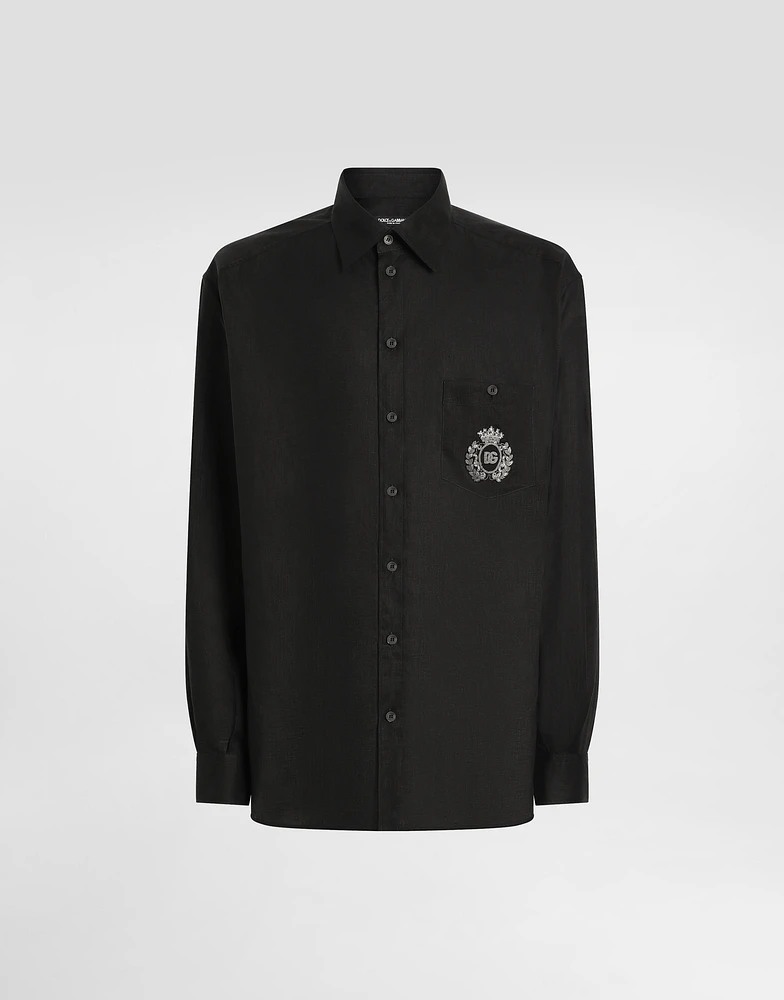 Linen shirt with heraldic patch