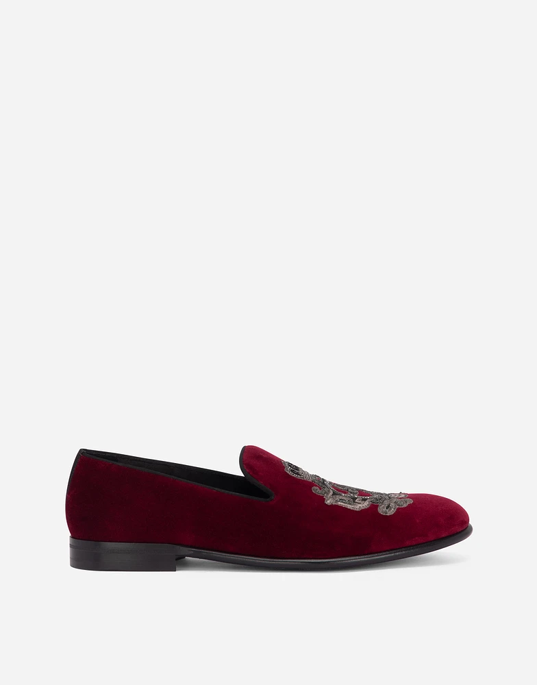 Velvet slippers with coat of arms embroidery