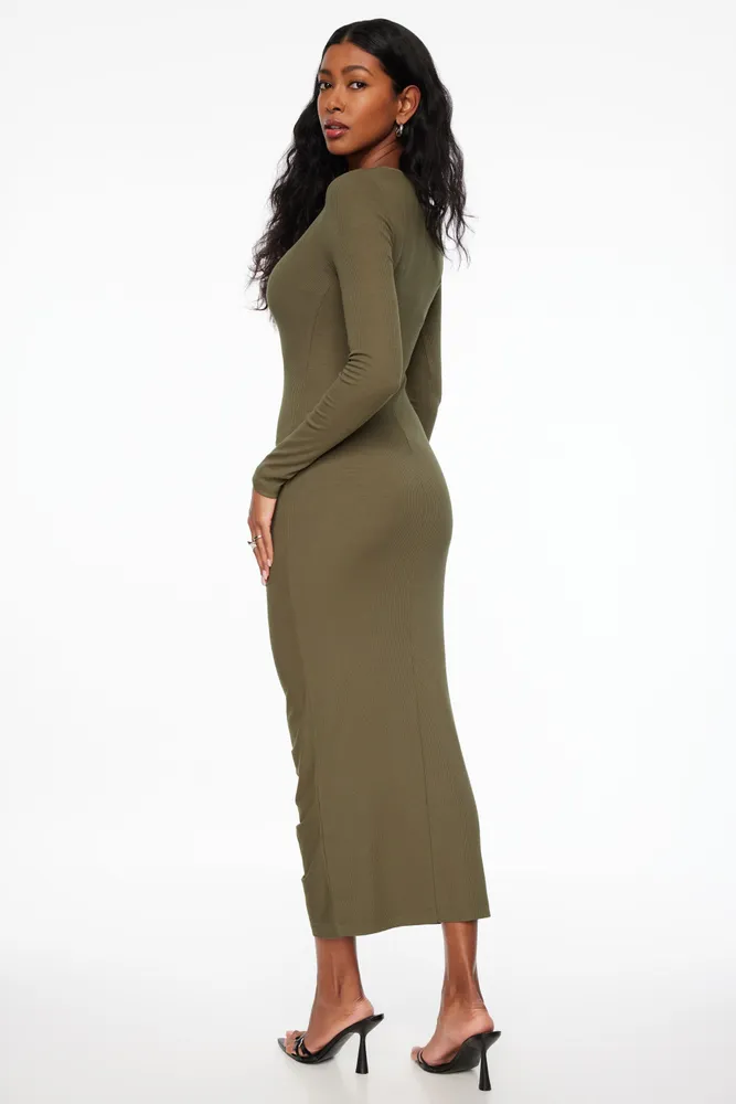 Robe maxi côtelée froncée