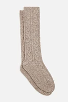 Chaussettes au mollet en mailles torsadées Heavenlyarn