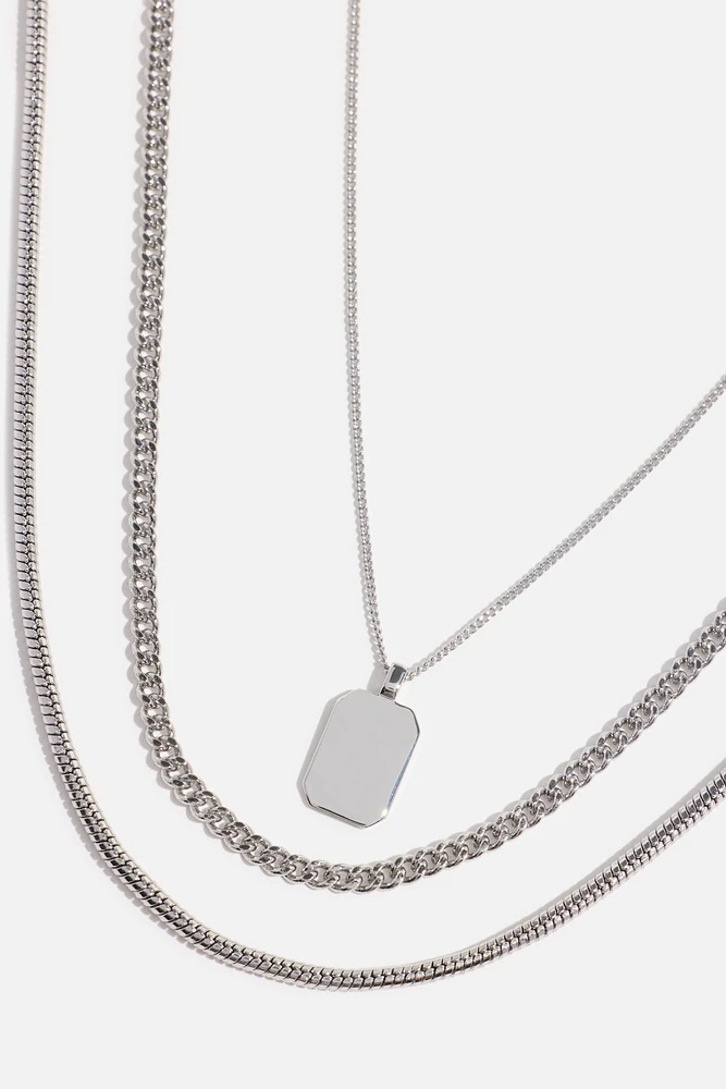 Ensemble de 3 colliers avec médaillon