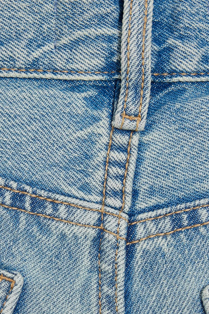 Short en denim à revers et taille basse